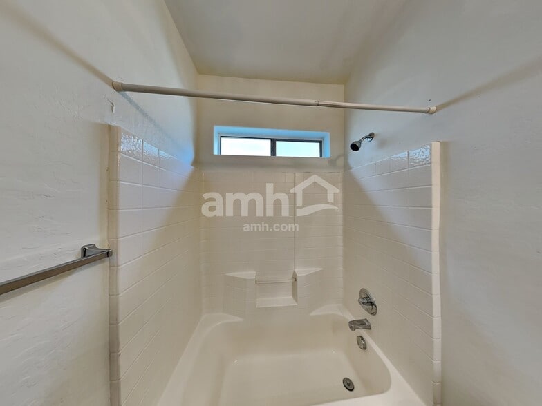 Building Photo - 1509 S 123rd Dr