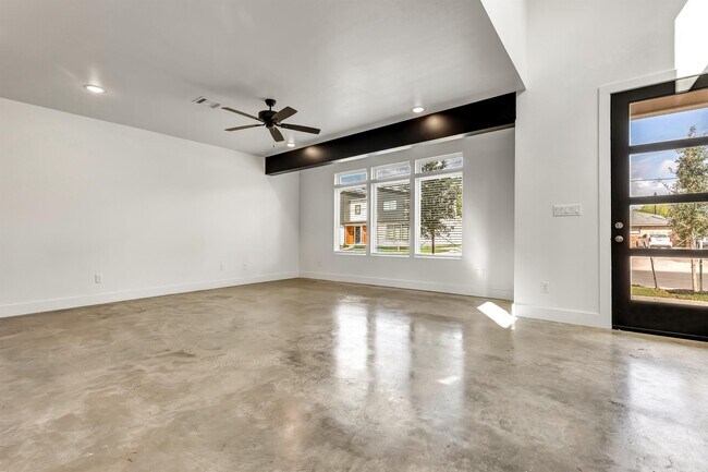 Building Photo - 213 Lynn Dr