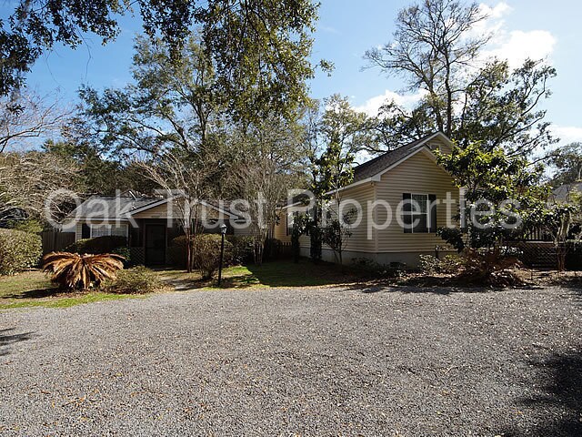 Building Photo - 733 Fort Johnson Rd