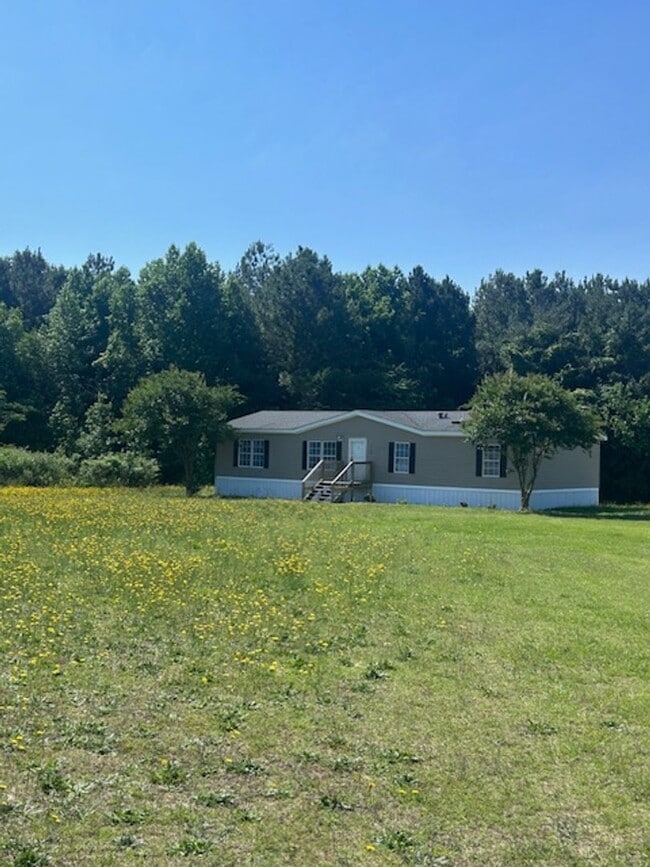Building Photo - Spacious 3-Bed, 2-Bath Manufactured Home o...