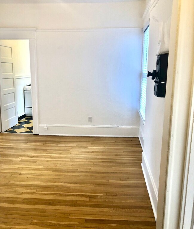 Building Photo - Another Move in Special in time for Spring! - NE Views out Bay Windows on the TOP FLOOR!