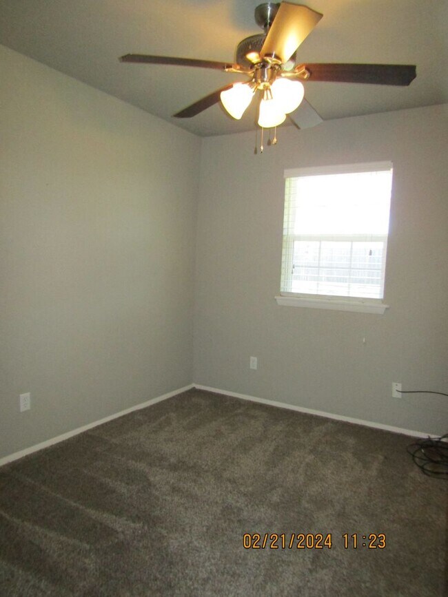 Building Photo - MacArthur Schools Area!