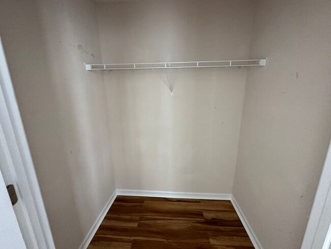 Building Photo - 3-bedroom, 3.5-bathroom nestled in Wyndhurst VA.