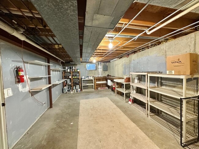 Building Photo - 1525 Westglen Dr