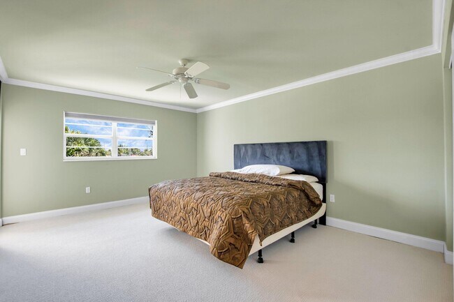 Building Photo - 1222 Hillsboro Mile