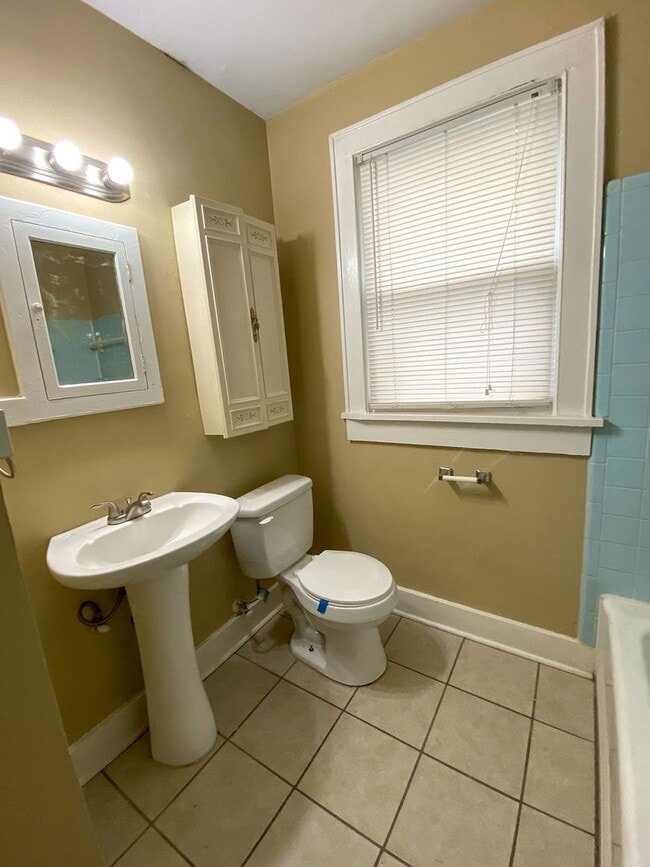 Building Photo - 3 bed, 2 bath near Highland and Spottswood