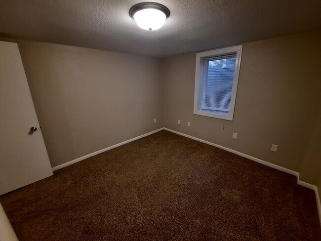 Building Photo - 3 Bedroom, 1 Bathroom Home!