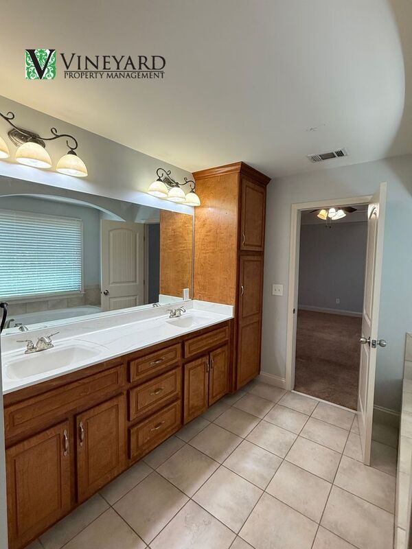 Building Photo - 102 Oak Ridge Trail