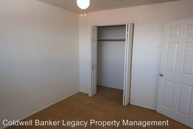 Building Photo - 9408 Candelaria Rd NE