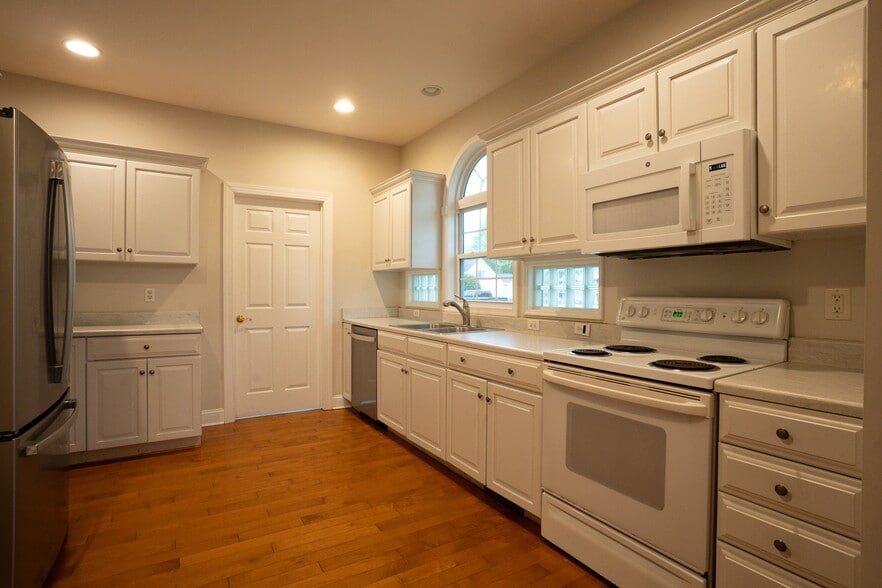 Building Photo - 204 Henrys Mill Dr