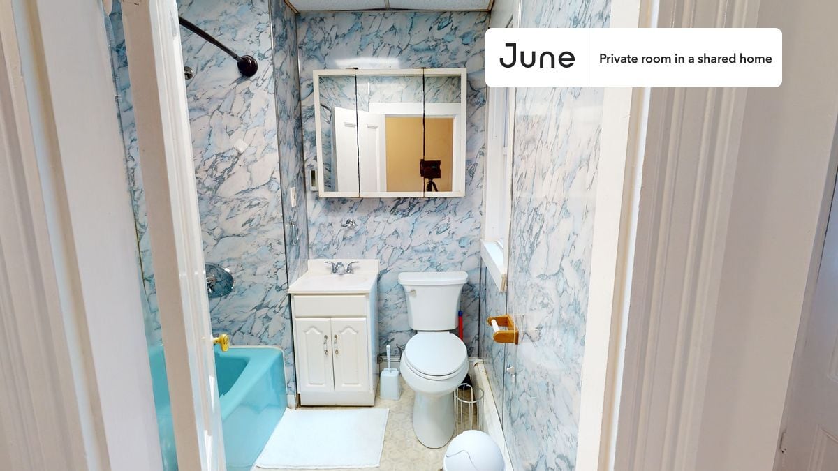Building Photo - Room in Shared 4 bed/1 bath home