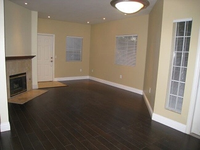 Building Photo - UPSTAIRS CONDO! 2 BEDROOMS 2 BATHROOMS WIT...