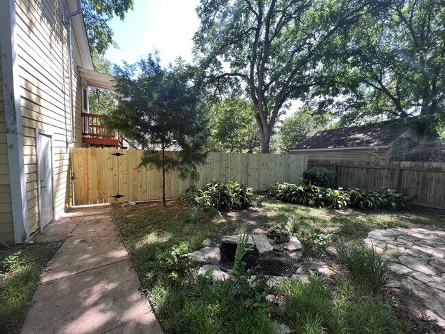Building Photo - 811 E 46th St