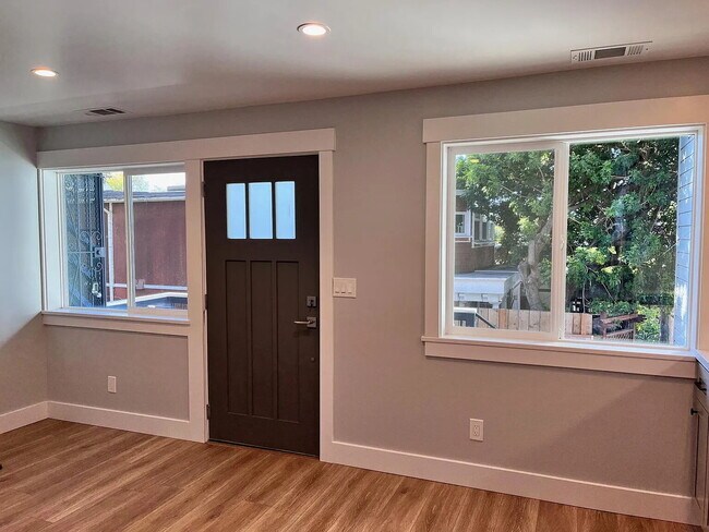Building Photo - "Charming 2-Bedroom Sanctuary in the Heart of San Francisco – 800 Sq. Ft. of Cozy Comfort!"