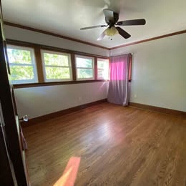 Building Photo - 3 Bed | 2 Bath | McKinley Park Area — $3,375/Month