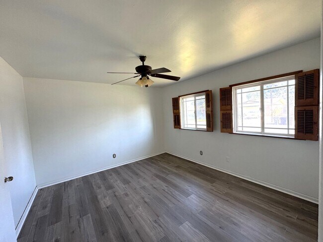 Building Photo - Spacious 3 Bedroom, 2.5 Baths Home for Lease in Rialto with Attached Garage