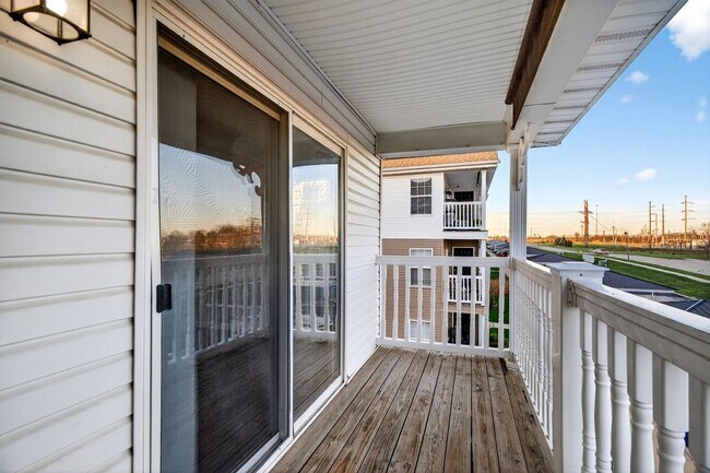 Building Photo - HALF OFF FIRST MONTH RENT!! Beautiful 2-Bedroom, 2-Bath Condo in a Prime Location!