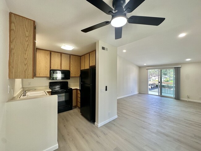 Building Photo - Indulge in coastal living in this beautifu...