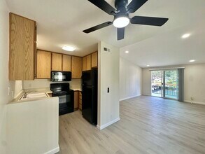 Building Photo - Indulge in coastal living in this beautiful 2bd 1ba Condo located in La Jolla area close to UCSD!