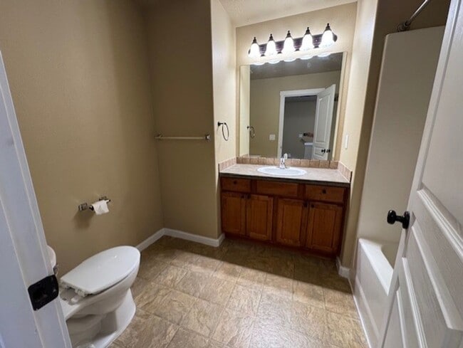 Building Photo - Duplex SW Redmond