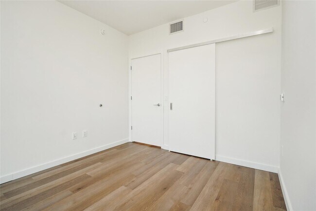 Building Photo - 50 Clinton Pl