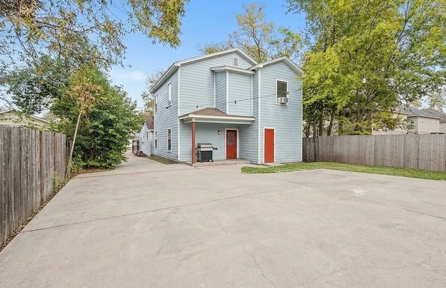 Building Photo - 7 bedroom home 2 min walk from Campus