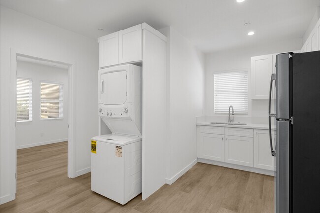 Building Photo - 308 N Catalina Ave