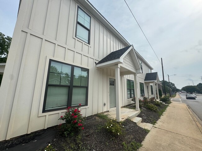 Building Photo - Modern Townhome in Rosewood – Walk to USC,...