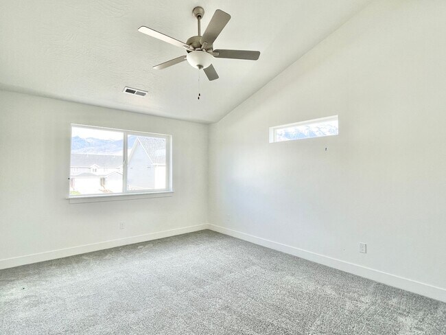 Building Photo - Bright & Beautiful Townhome in American Fork!