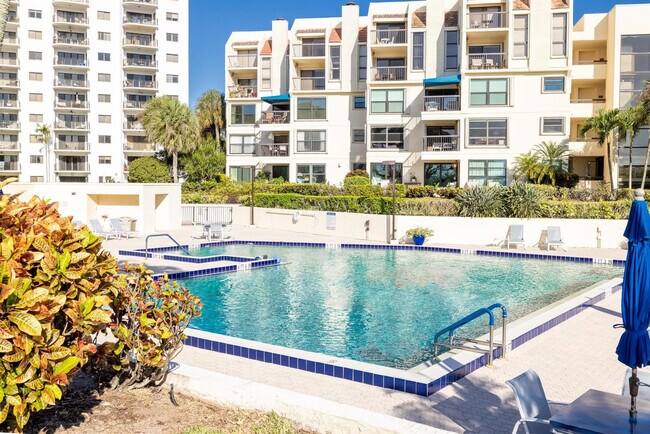 Building Photo - 374 Golfview Rd