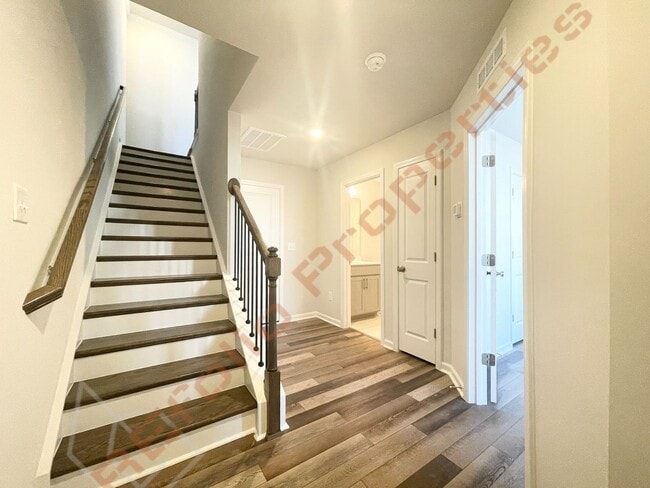 Building Photo - Gorgeous 3 Bedroom 3.5 Bath Townhome with ...