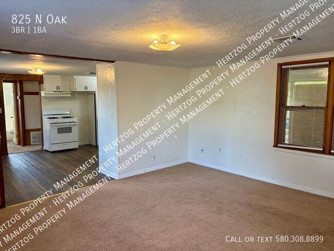 Building Photo - 825 N Oak-