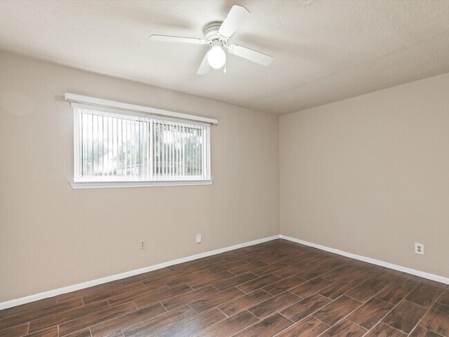 Building Photo - 9811 Charter Ridge Dr