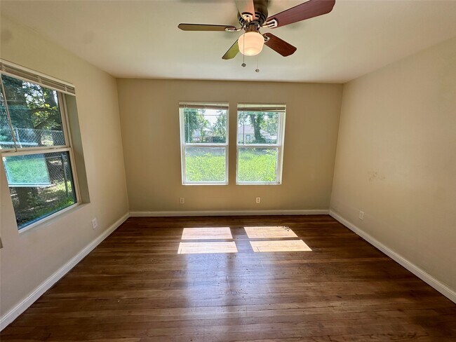 Building Photo - 6 E Southlawn Ave