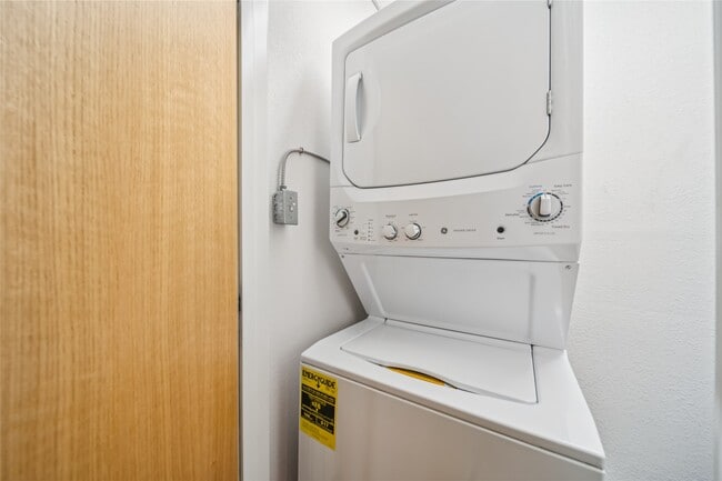 Building Photo - 424 E Dogwood Ave