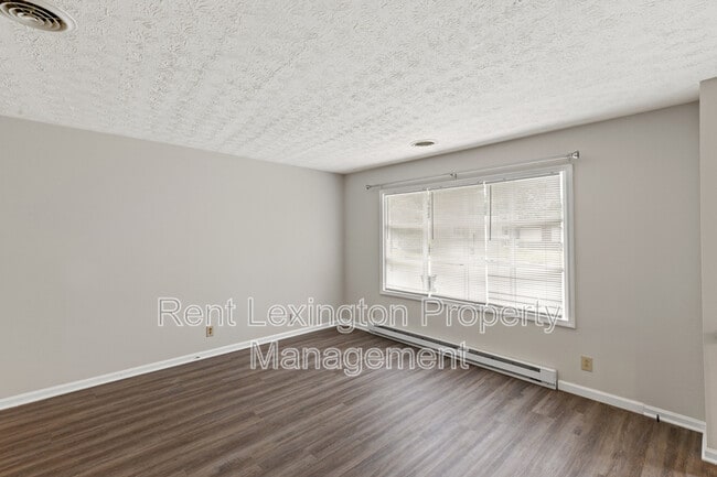 Building Photo - 315 S Eagle Creek Dr