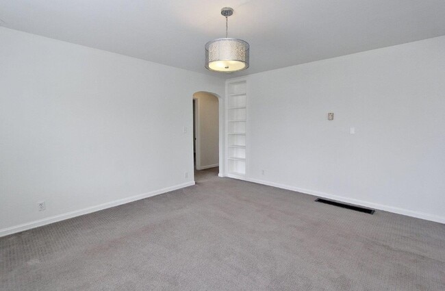 Building Photo - Charming Single-Level Home