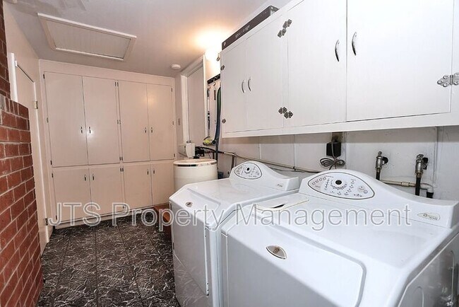 Building Photo - 2128 W La Loma Dr
