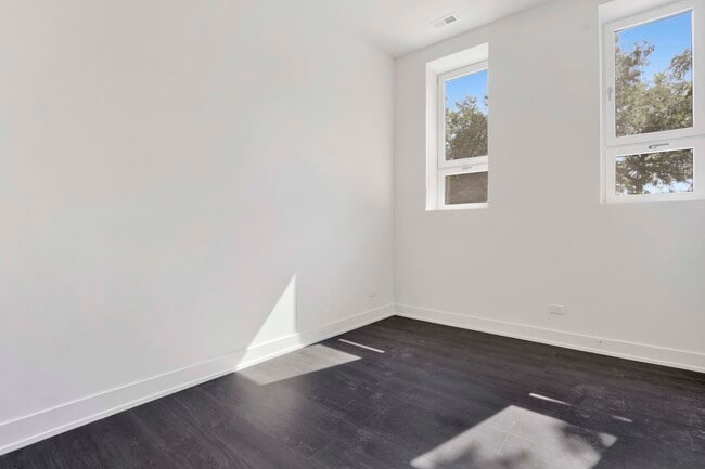 Building Photo - 1814 S Throop St