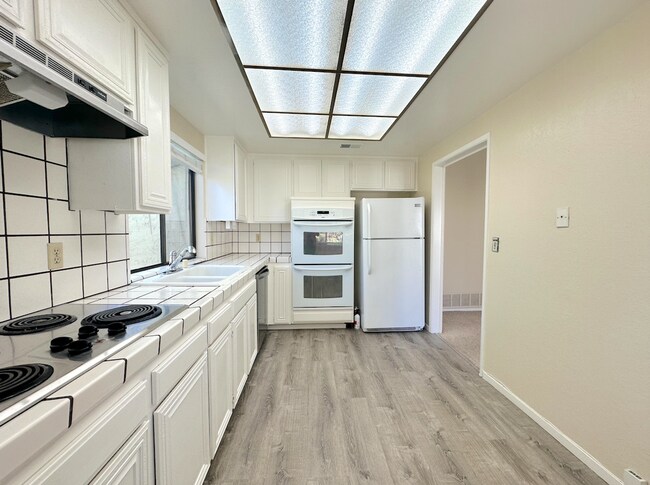 Building Photo - Saratoga 2 Bedroom Upstairs Unit in Great Complex!