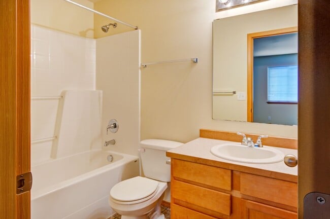 Building Photo - Holiday Move-In Special — Enjoy Half Off Your First Month’s Rent! Lovely 3 Bedroom Home in Coupev...