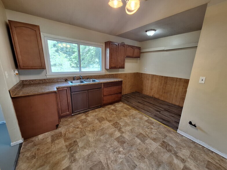 Kitchen cabinets - 7005 John Adams Way