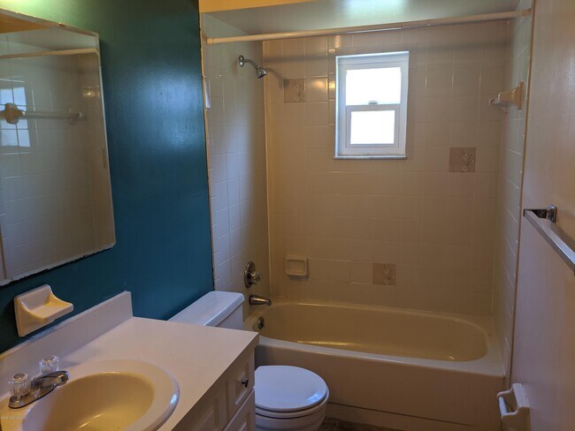 Building Photo - 142 E Towne Pl