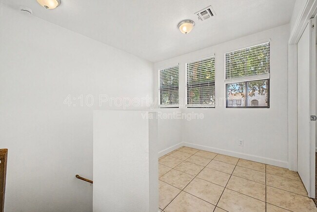 Building Photo - 280 S Elizabeth Way