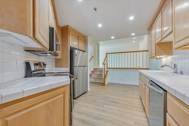 Building Photo - Spacious Townhome in Palo Alto