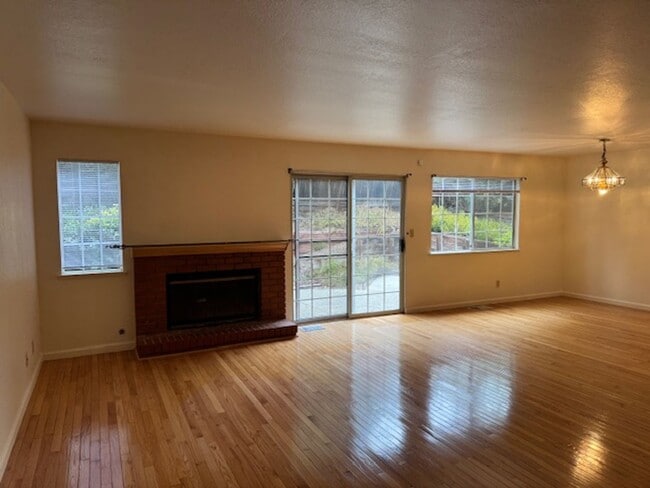 Building Photo - Wonderful 3 bedroom Tri-level townhome wit...