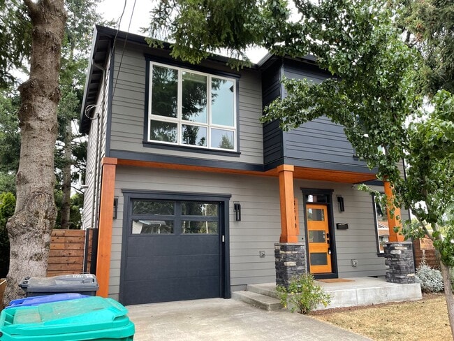 Building Photo - Modern 3 Bedroom + 2.5 bath home in SE Portland!! Brentwood Neighborhood with Air Conditioning!!