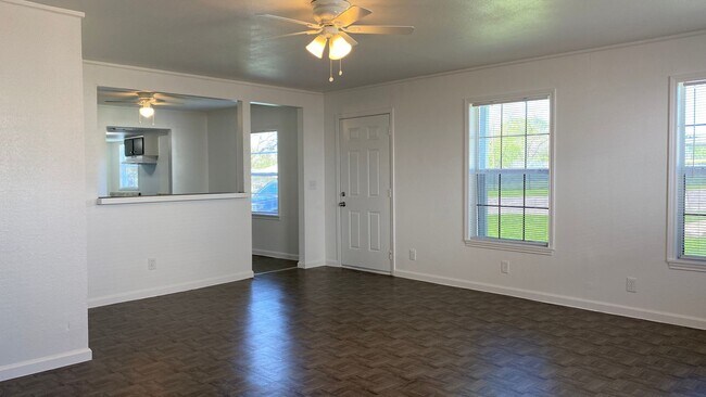 Building Photo - AVAILABLE NOW 3 BEDROOM 2 BATH HOME WITH BONUS ROOM IN RIVER OAKS