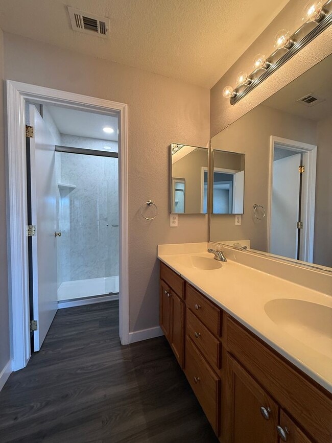 Building Photo - Beautiful River Oaks Large Two Story Home With Three Car Garage