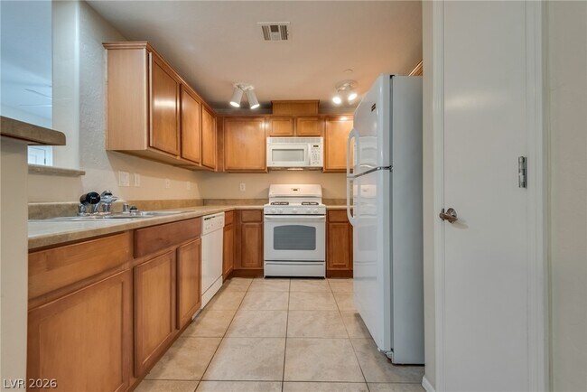 Building Photo - 6868 Sky Pointe Dr